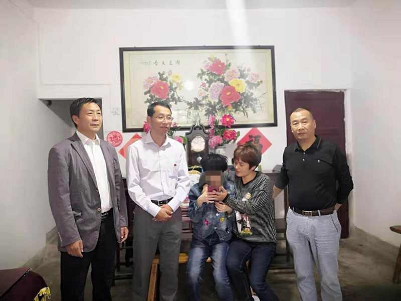 主題教育正當(dāng)時(shí) 志愿服務(wù)暖民心——區(qū)城建投公司黨支部開(kāi)展志愿服務(wù)、點(diǎn)亮“微心愿”黨日活動(dòng)