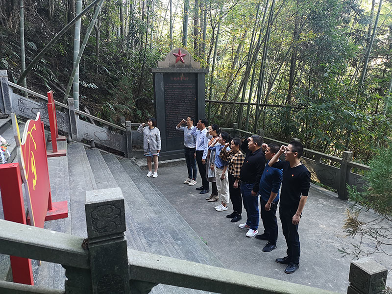 區(qū)城建投黨支部開(kāi)展革命傳統(tǒng)教育“緬懷先烈、重溫誓詞”主題黨日活動(dòng)