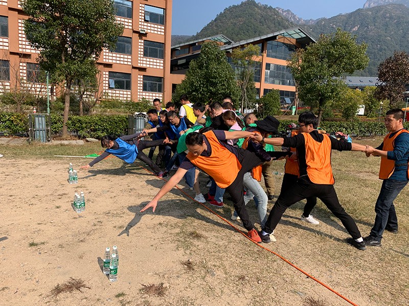 不忘初心、繼續(xù)前行、同心同行、勇攀高峰——屯溪城建投公司開(kāi)展“不忘初心、牢記使命”主題教育素質(zhì)拓展訓(xùn)練