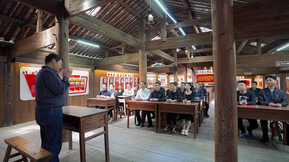 屯溪區(qū)國投集團開展學(xué)黨史、祭英烈主題黨日活動