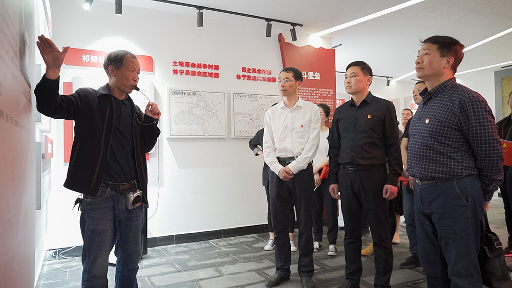 屯溪區(qū)國投集團開展學(xué)黨史、祭英烈主題黨日活動