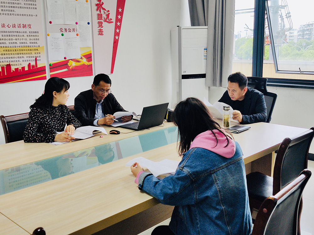 推進(jìn)主體信用評(píng)級(jí)，構(gòu)建集團(tuán)融資平臺(tái)