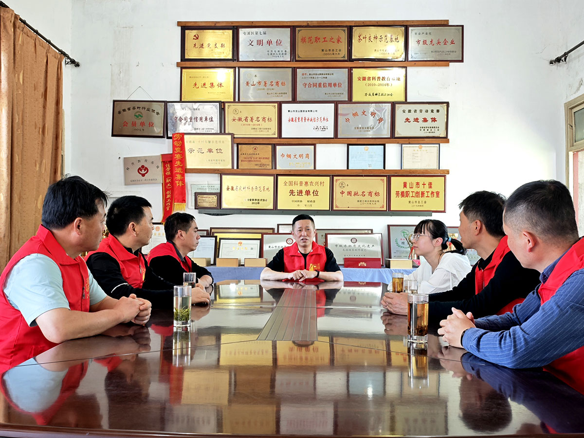 昱城產(chǎn)投公司黨支部開展“茶香潤初心，黨旗映茶園”主題黨日活動